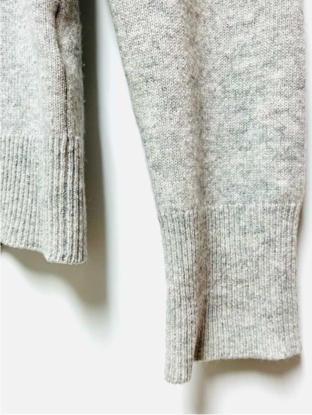 Equipment Femme Cecile 100% Cashmere V Neck Sweater Gray XS Quiet Luxury - Picture 5 of 14